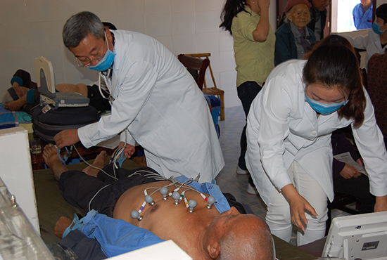 3.jpg 慈銘體檢醫(yī)療隊為老人們進行體檢