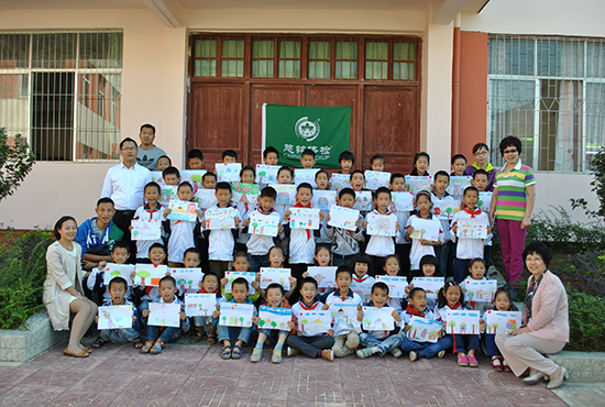 6.jpg 慈銘體檢心理團隊與高興鎮(zhèn)小學(xué)生們合影留念