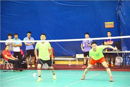 4世界羽毛球冠軍劉曉龍與央視主持人楊柳和選手切磋交流.jpg 4世界羽毛球冠軍劉曉龍與央視主持人楊柳和選手切磋交流.jpg