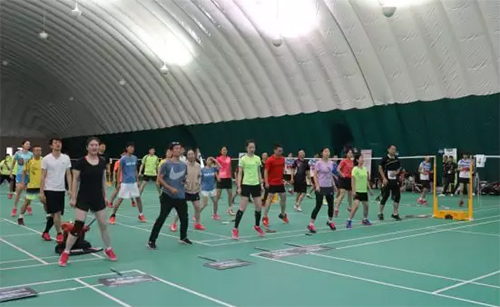 3全體參賽人員在專業教練的帶領下做賽前熱身運動.jpg 3全體參賽人員在專業教練的帶領下做賽前熱身運動.jpg