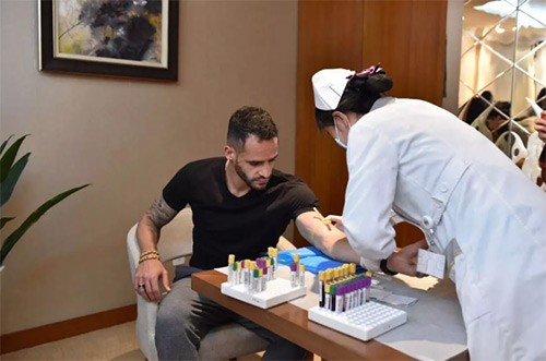 10慈銘奧亞醫護人員給中赫國安球員采血2.jpg 10慈銘奧亞醫護人員給中赫國安球員采血2.jpg