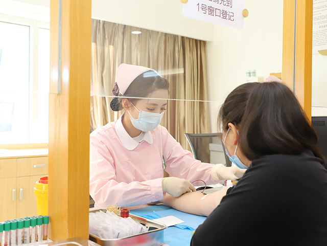 2打工媽媽們在慈銘體檢做體檢.jpg 2打工媽媽們在慈銘體檢做體檢.jpg